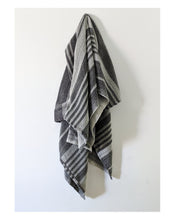 Load image into Gallery viewer, Minimal throw