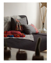 Load image into Gallery viewer, Minimal throw