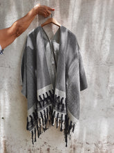 Load image into Gallery viewer, Textured kimono- Black
